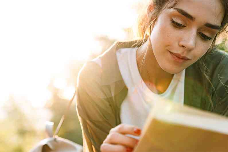 Artikelbillede - ADHD og ferie - kvinde læser bog