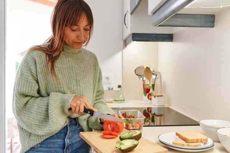 Artikelbillede - ADHD og kost - kvinde skærer tomater ud