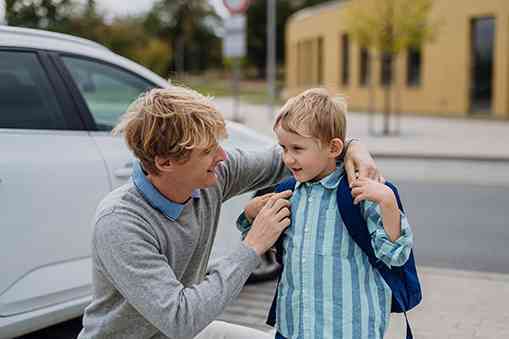 Far hjælper søn på første skoledag