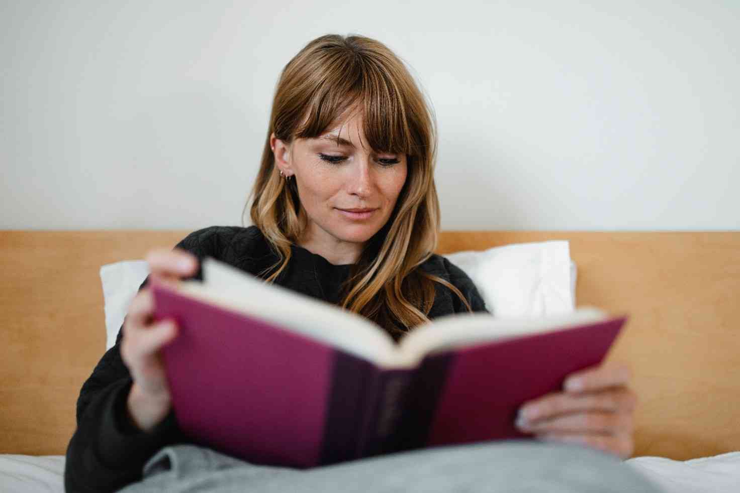 Kvinde læser i bog.